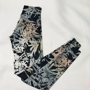 Onzie flower pattern leggings size XS…..21